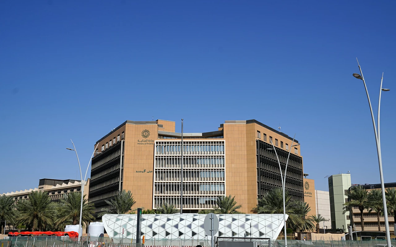 لا رسوم أو ضرائب من الجهات الحكومية دون مراجعة «الإيرادات غير النفطية»
