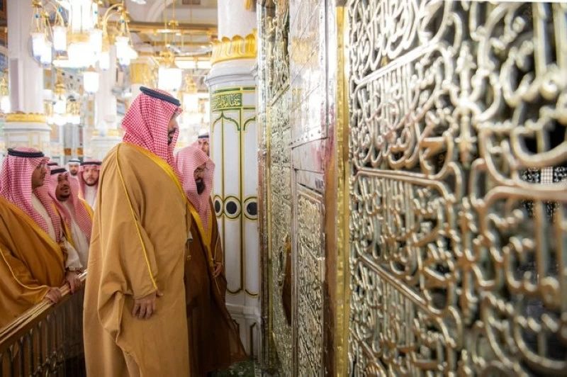 ولي العهد يزور المسجد النبوي