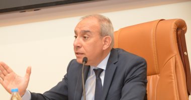 رئيس هيئة الاستعلامات يجتمع بالعاملين.. ويؤكد: العمل الجماعي أساس تطوير الأداء