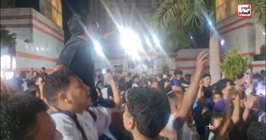 الدورى فى ميت عقبة.. احتفالات جماهير الزمالك داخل النادى بالفوز بالدورى