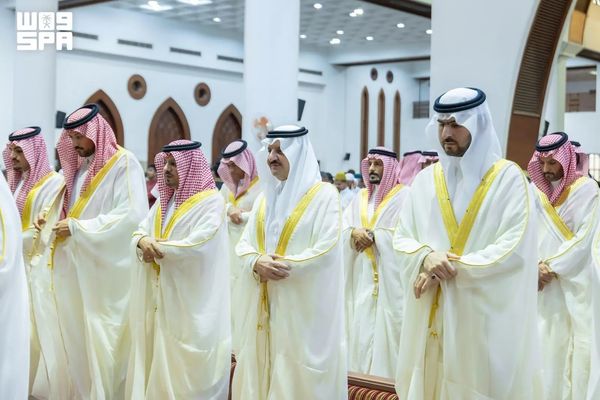 أمير الشرقية ونائبه يؤديان صلاة عيد الأضحى مع جموع المصلين
