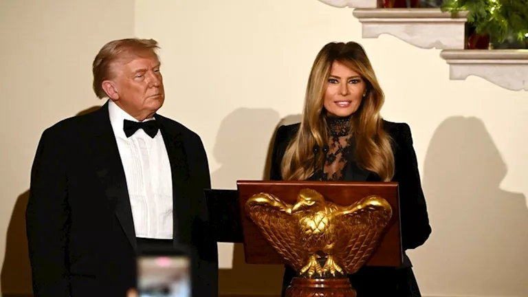 ميلانيا ترامب تُثير تفاعلًا ساخرًا في البيت الأبيض
