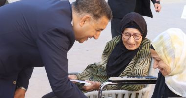 محافظ القليوبية يشارك نزيلات دار الصديق للمسنات بالعبور فرحة عيد الأضحى