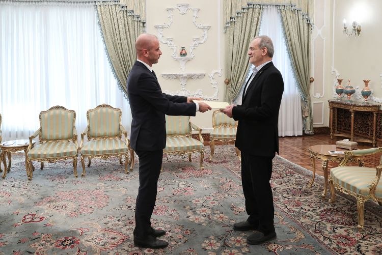 رئيس إيران يتسلم أوراق اعتماد السفير اللبناني ويؤكد عمق العلاقات بين طهران وبيروت