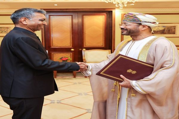 وزير الخارجية يتسلّم نسخة من أوراق اعتماد السفير الهندي