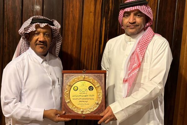 الهميم يهدي درع قدامى النصر لبن شري