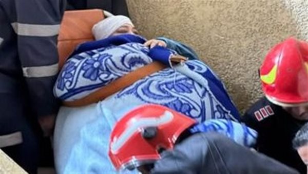 أمن الغربية يستجيب لاستغاثة سيدة غير قادرة على الحركة وينقلها للمستشفى