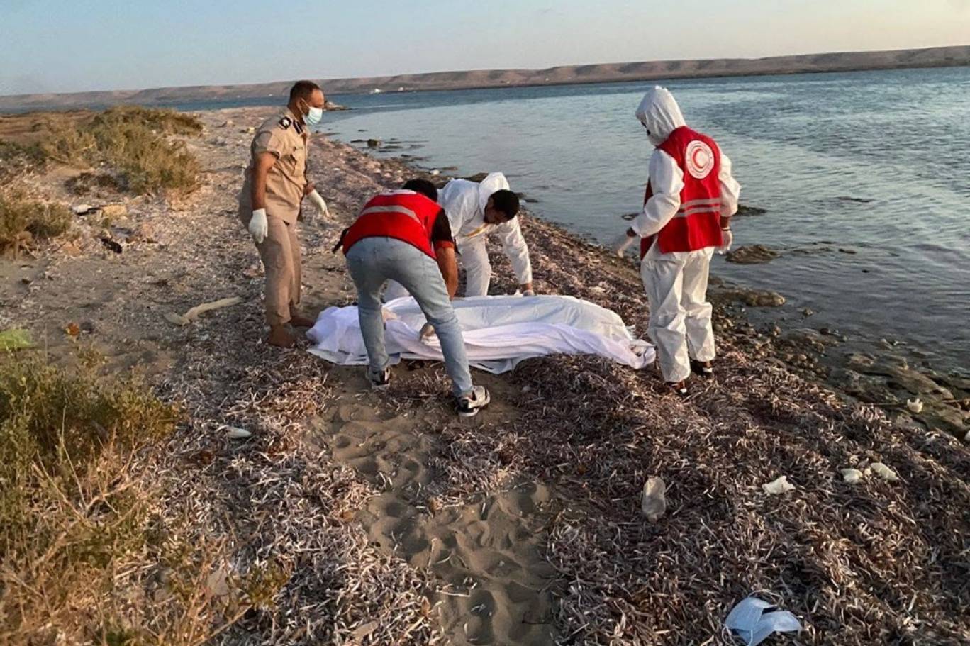 مأساة جديدة قبالة ليبيا: الأمواج تجرف جثث 15 مهاجرا واحتمال العثور ⁠على المزيد