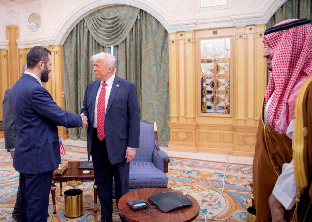 الشرع وترامب يبحثان رفع العقوبات ومستقبل التعافي الاقتصادي في سوريا