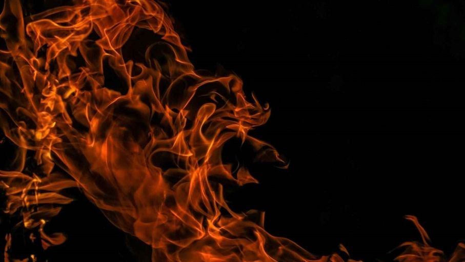 إصابة 3 أشخاص بحريق مصنع في الزرقاء والأمن يحقق بالحادثة