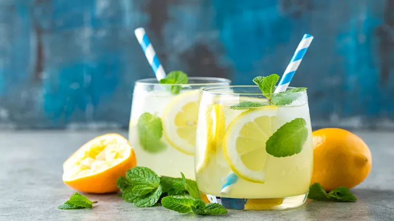 مشروب الصيف الأول.. كيف يحميك عصير الليمون بالنعناع من الإجهاد الحراري