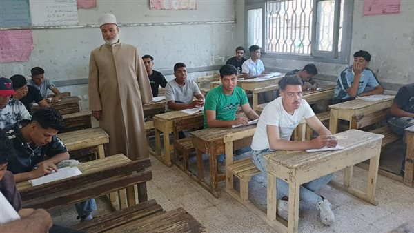 رئيس منطقة سوهاج الأزهرية يتفقد امتحانات الشهادة الثانوية بلجان جهينة وطهطا
