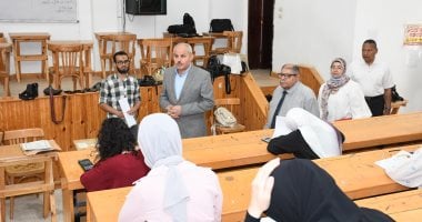 رئيس جامعة قناة السويس يتفقد امتحانات كلية التربية ويؤكد توفير مناخ آمن للطلاب