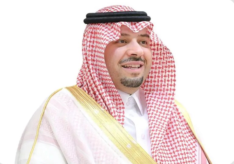 أمير الحدود الشمالية يوجّه باستمرار العمل خلال إجازة عيد الفطر