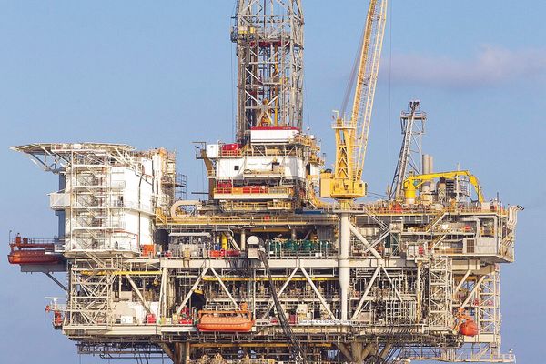 أسعار النفط تسجل أعلى علاوة سعرية بعد تعهد أميركي بمواصلة الهجمات