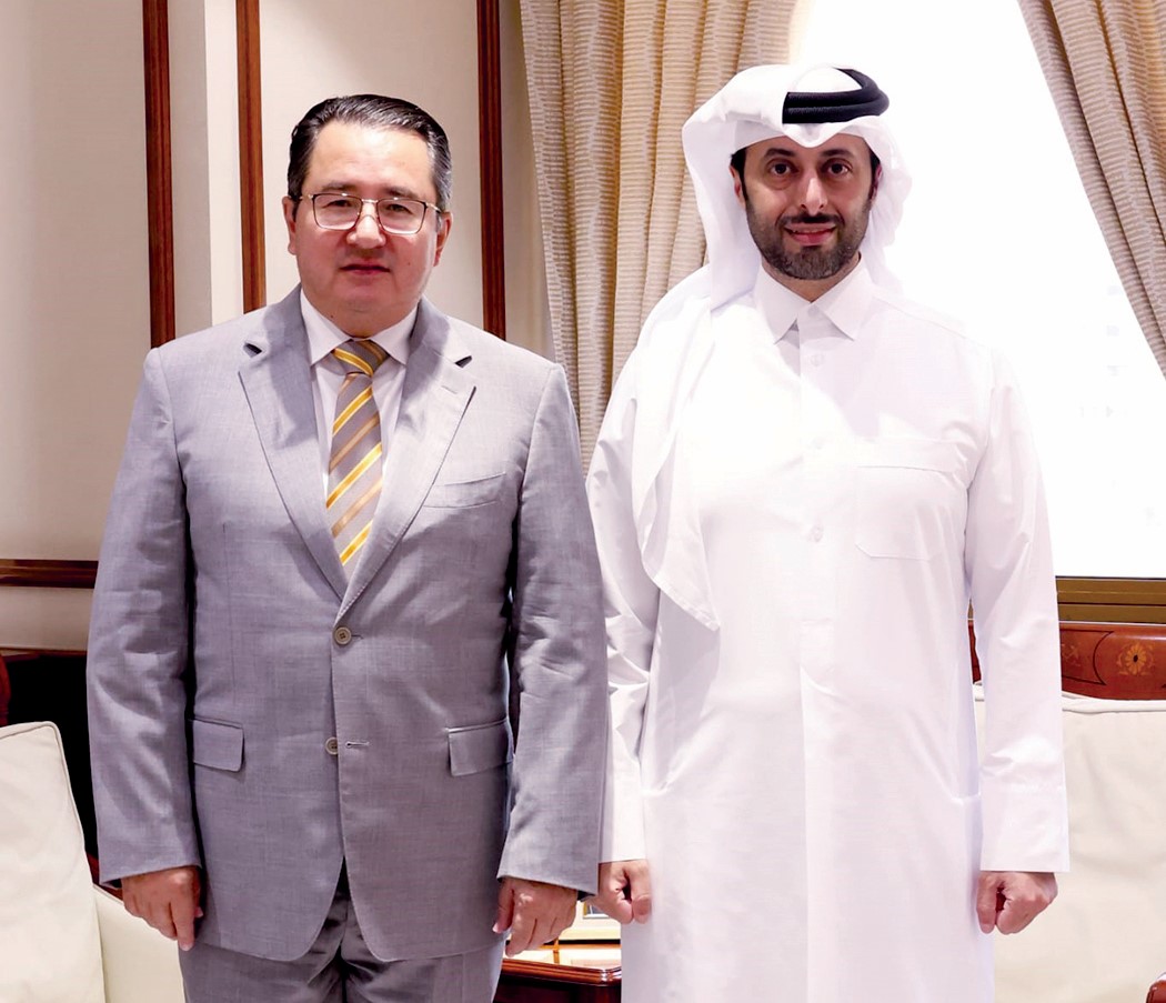 ‫ وزير البلدية يلتقي سفير كازاخستان
