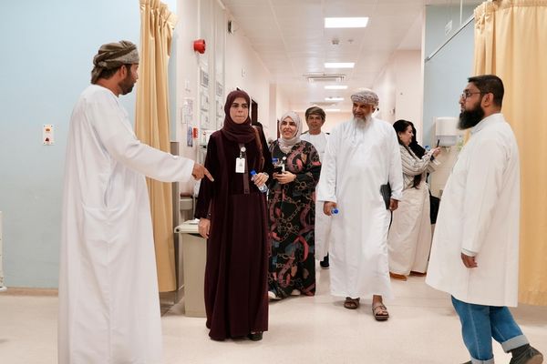 وفدٌ من منظمة الصحة العالمية يطّلع على مبادرات مدينة ينقل الصحية