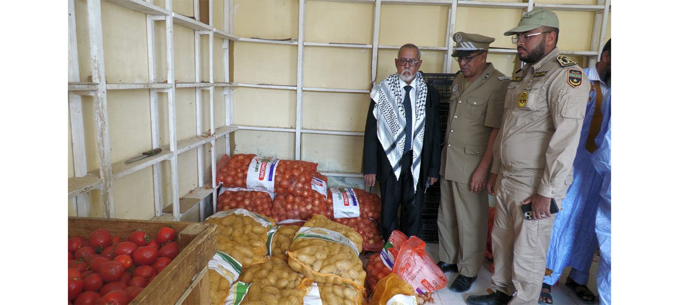 حاكم مقاطعة نواذيبو يزور نقاط بيع الخضروات بأسعار مدعومة