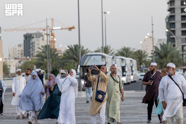 زوار المدينة المنورة يتوافدون على المعالم الإسلامية والتاريخية