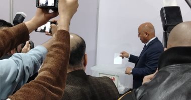 الفريق كامل الوزير يدلى بصوته فى جولة الإعادة لانتخابات نقيب المهندسين