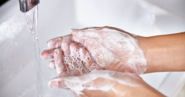 اليوم العالمى لغسل اليدين.. نظافة اليد تقى من التهابات مجرى الدم