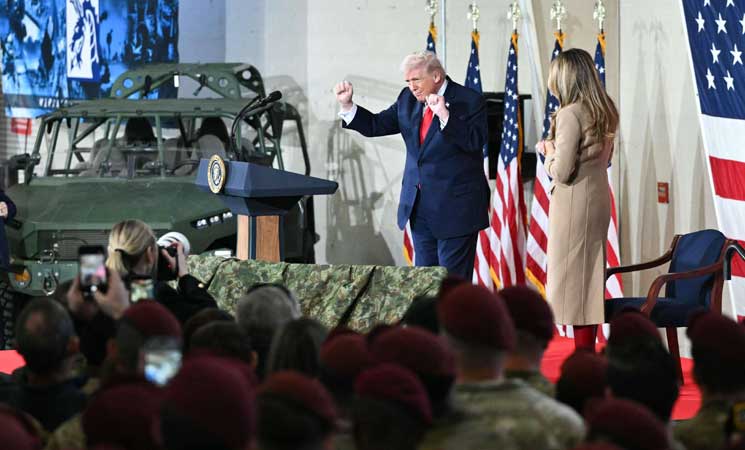 ترامب يشيد بسلاح “المُربك” خلال لقائه عسكريين شاركوا في عملية القبض على مادورو