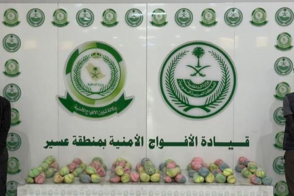 القبض على مخالفَيْن لنظام أمن الحدود لتهريبهما (14) كيلو جرامًا من القات بعسير