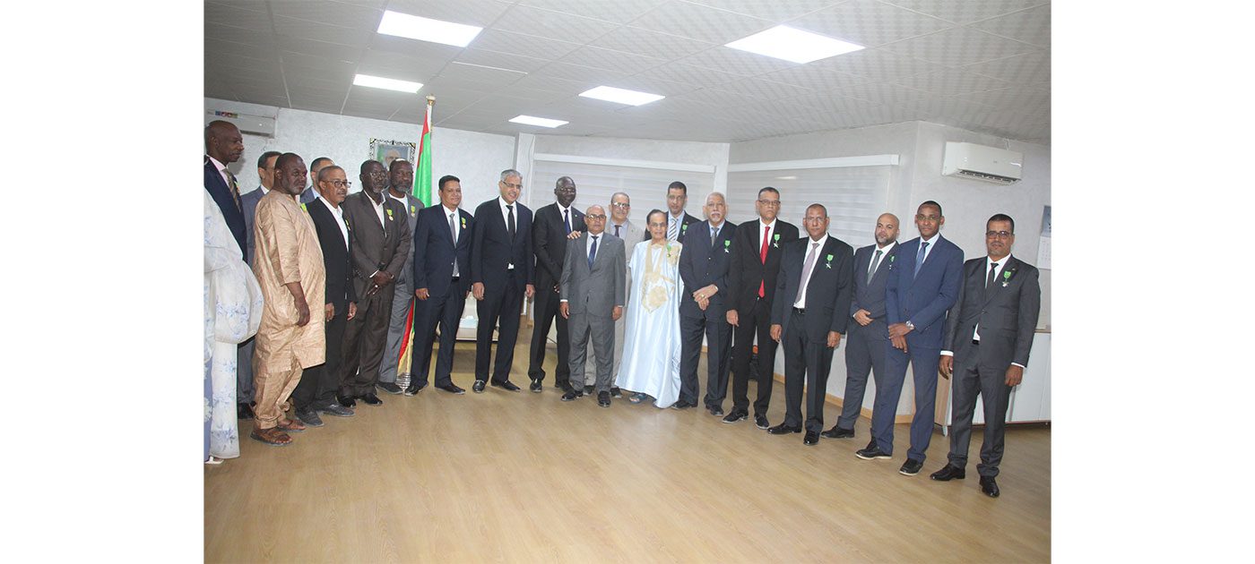 وزير الطاقة والنفط يوشح مجموعة من أطر وموظفي القطاع