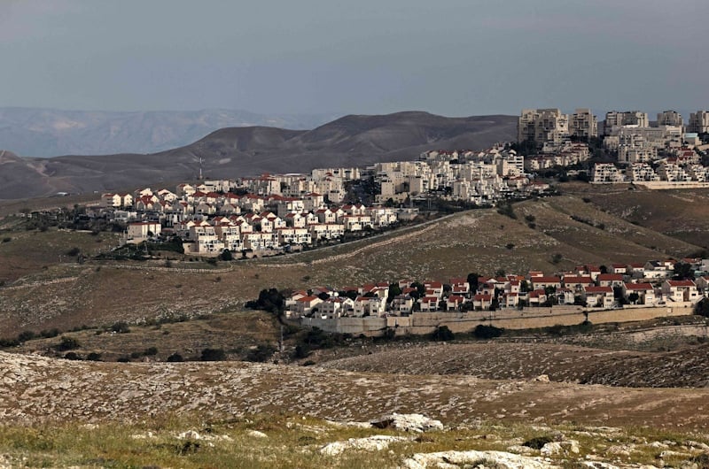 الغارديان: أدلة تكشف عن عرض عقارات مقامة على أراضي الفلسطينيين للبيع في مناسبة عقدت بلندن