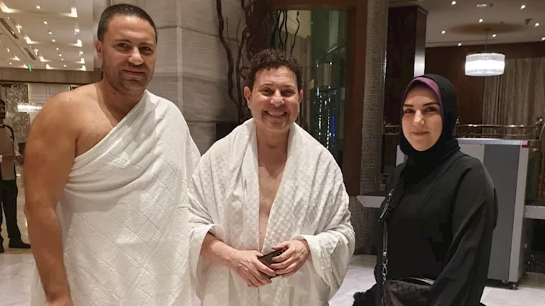 5 صور للفنان الراحل هاني شاكر بملابس الإحرام