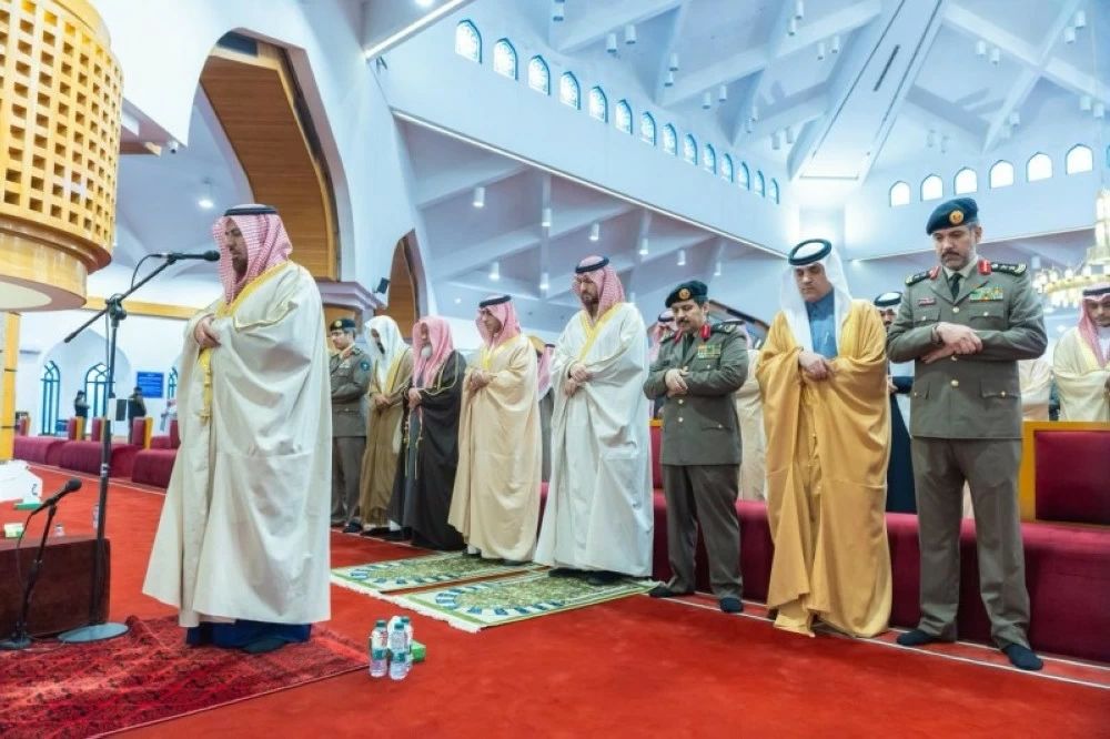 نائب أمير المنطقة الشرقية يؤدي صلاة الاستسقاء مع جموع المصلين