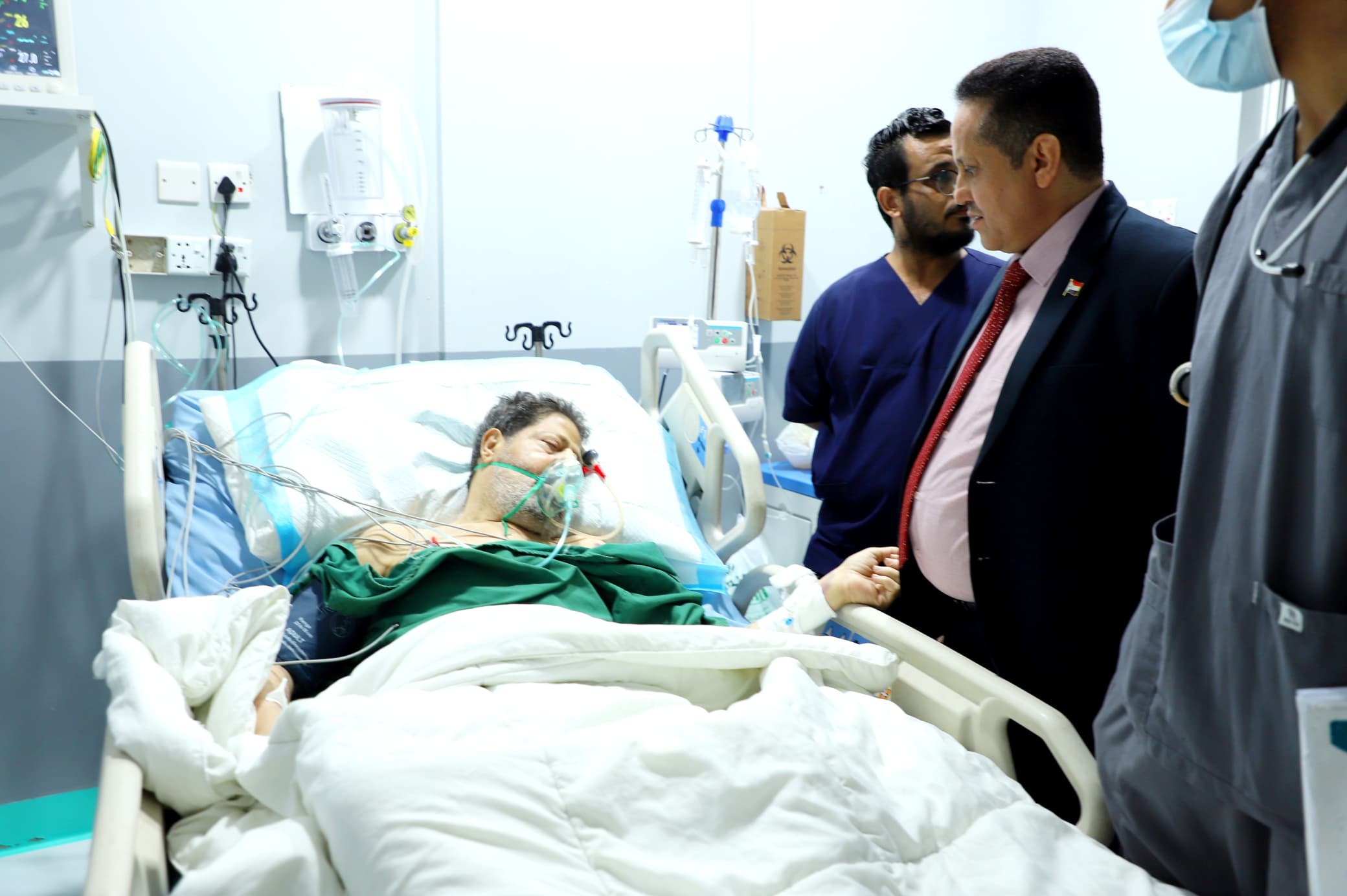 الحالمي يطمئن على صحة وزير الدولة فيصل محمود حسن القطيبي في عدن