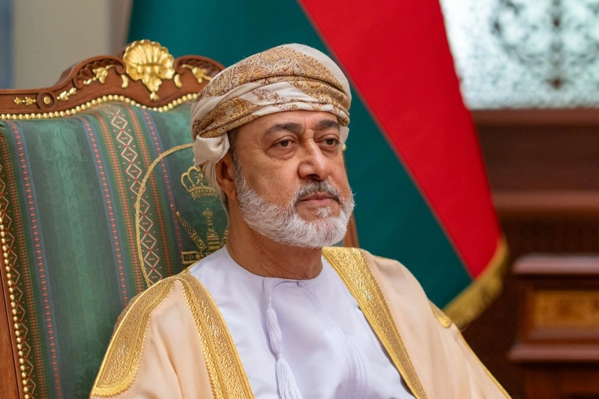 السلطان هيثم بن طارق يؤكد ثبات نهج عُمان الحيادي ودعم أمن الملاحة في مضيق هرمز