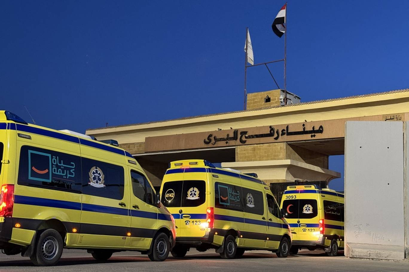 83 مريضا ومرافقا يغادرون غزة عبر معبر رفح