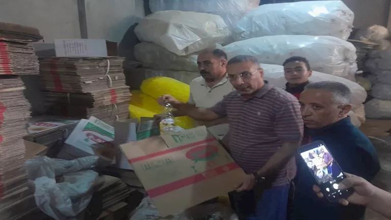 التموين تداهم مصنعاً لتقليد وتعبئة زيوت الطعام في بني سويف