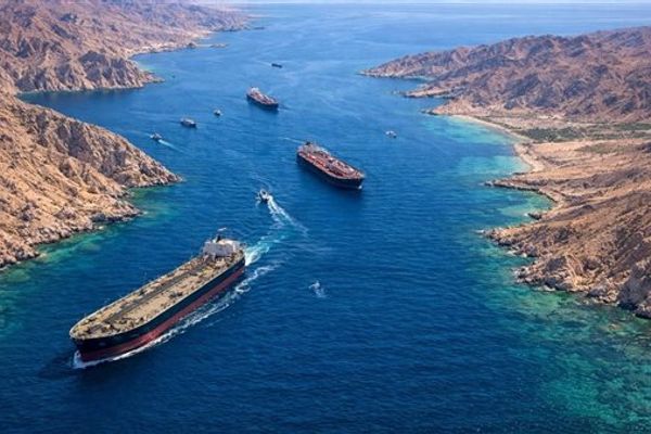 إيران تفرض قيودًا جديدة على عبور السفن في مضيق هرمز