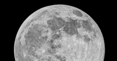 قمر شهر رمضان يكتمل بدراً الليلة فى مشهد بديع