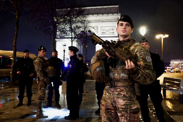 شرطة باريس تطلق النار على رجل بعد هجوم بسكين