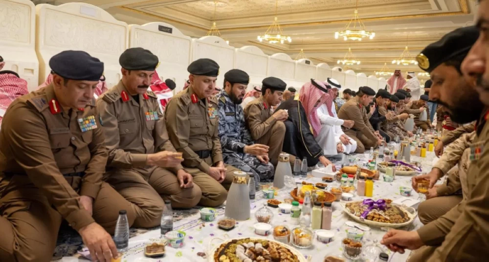 سعود بن مشعل يشارك رجال الأمن والجهات المشاركة في خدمة ضيوف الرحمن طعام الإفطار ‏في المسجد الحرام