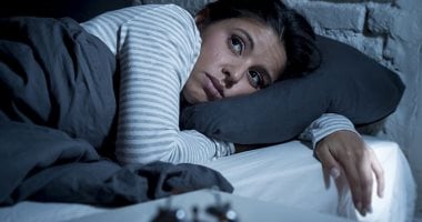 الأمراض المزمنة والاكتئاب أبرزها.. 6 عوامل تسبب النوم المتقطع ليلًا