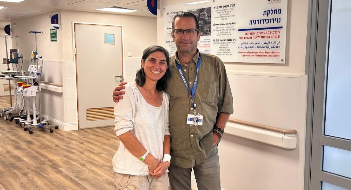 جراحة استثنائية في "زيڤ" تنقذ حياة معلمة من ورم دماغي نادر يشكل 1% من الحالات عالميًا