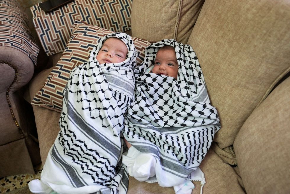 بمشاركة طفلتيه التوأمتين.. تشييع فلسطيني قتله مستوطنون في رام الله- (فيديو)