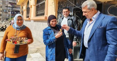 شهر الفرحة.. رئيس حى الزهور بـ بورسعيد يوزع الفوانيس على الموظفين والمواطنين