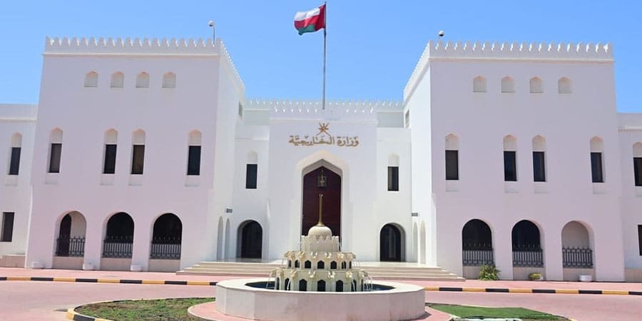 الخارجية العُمانية تُيسّر عودة مواطنين من الخارج عبر المنافذ البرية