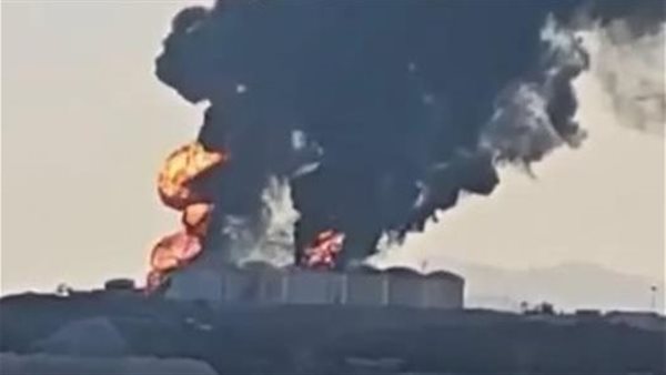 وكالة أنباء عمان: تسجيل إصابة بعد استهداف ميناء صلالة بمسيرتين وتعرض إحدى الرافعات لأضرار محدودة