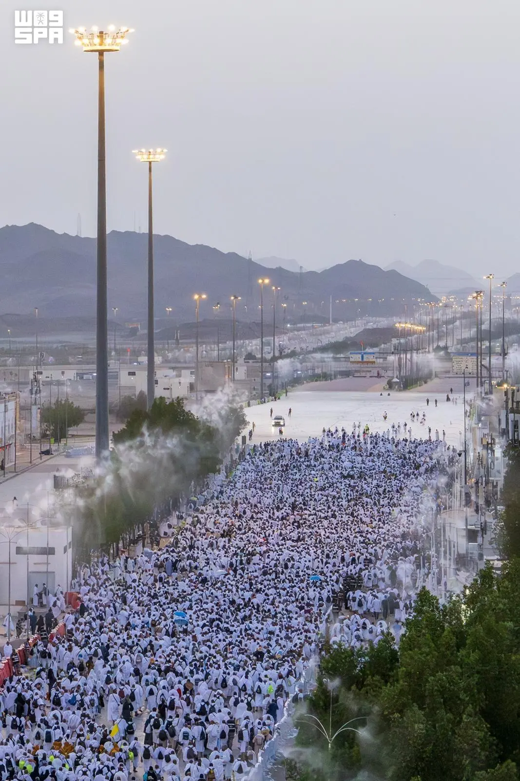 نفرة مزدلفة.. الحجاج يسلكون أطول طريق مشاة في العالم