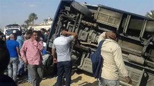 التفاصيل الكاملة وأسماء مصابي انقلاب ميكروباص بطريق أسوان الصحراوي