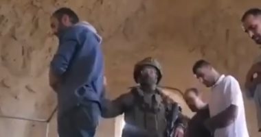 جندى إسرائيلى يقتحم مسجدا ويدفع المصلين أثناء الصلاة فى الضفة الغربية (فيديو)