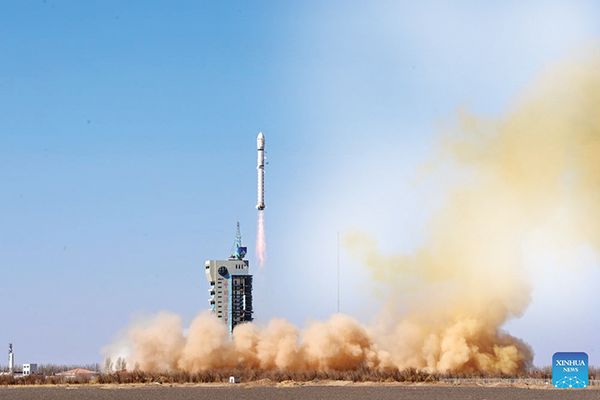 الصين تطلق قمرين اصطناعيين إلى الفضاء