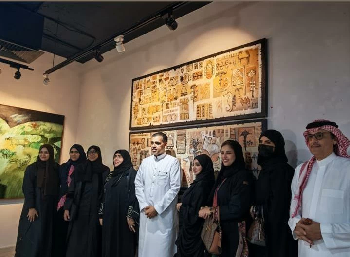 «أنشودة اللون».. رحلة بصرية بين الإنسان والمكان بريشة المغربي